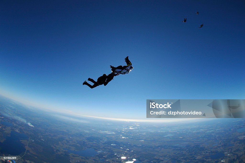 Banque Photo libre de droits: Travail d'équipe-rétroéclairé parachutistes ont - Photo de Parachutisme en chute libre libre de droits