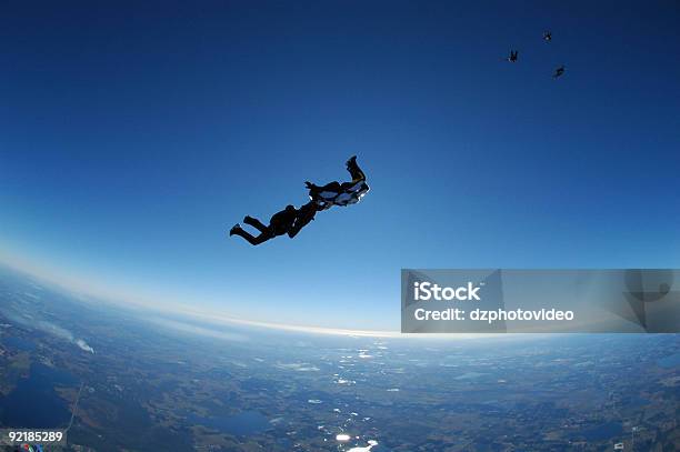 Photo libre de droit de Banque Photo Libre De Droits Travail Déquiperétroéclairé Parachutistes Ont banque d'images et plus d'images libres de droit de Parachutisme en chute libre