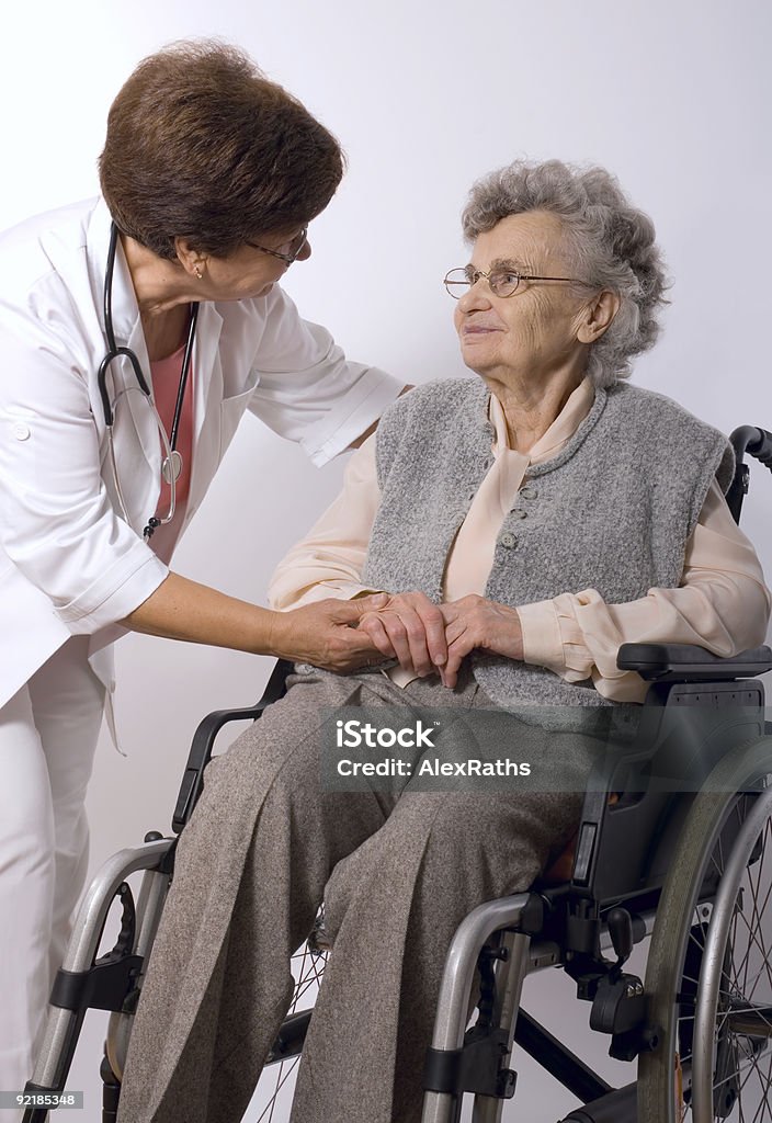 Mujer de edad avanzada para silla de ruedas - Foto de stock de 80-89 años libre de derechos