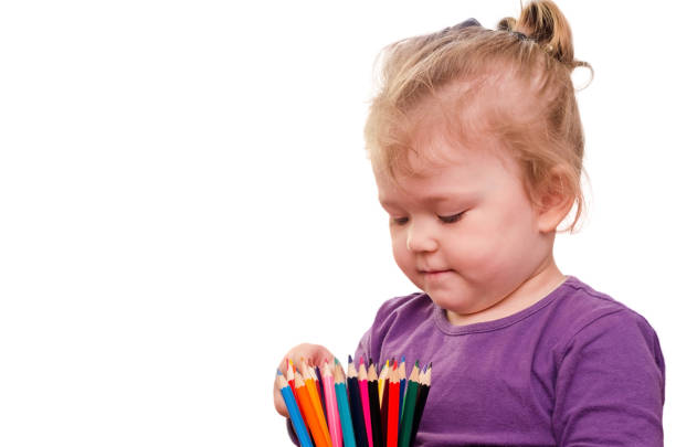 niña con lápices de colores en las manos, aisladas sobre fondo blanco - schoolgirl little girls crayon human face fotografías e imágenes de stock
