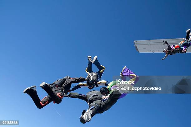 Foto de Royalty Free Banco De Fotos Trabalho Em Equipesix Skydivers e mais fotos de stock de Pular