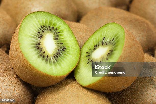 Kiwi Frutas Foto de stock y más banco de imágenes de Kiwi - Kiwi, Alimento, Color - Tipo de imagen