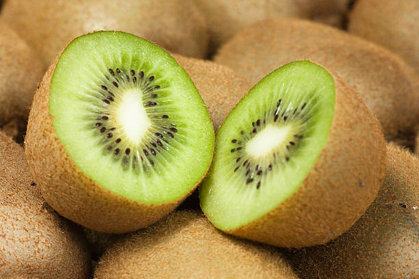 kiwi fruits frais - kiwi photos et images de collection