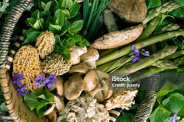 Cesto Pieno Di Primavera - Fotografie stock e altre immagini di Foraggiamento - Foraggiamento, Cibo, Cestino