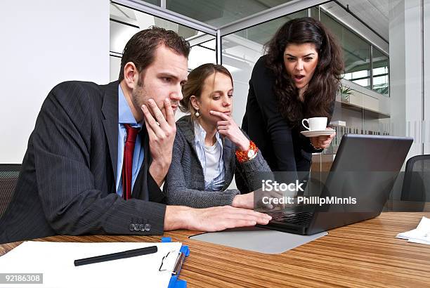 Officediskussion Stockfoto und mehr Bilder von Anzug - Anzug, Berufliche Beschäftigung, Bildkomposition und Technik