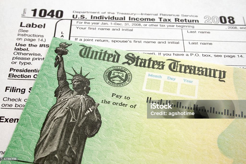 Formulário de Imposto sobre o rendimento e reembolso verificação - Royalty-free Formulário de Imposto Foto de stock