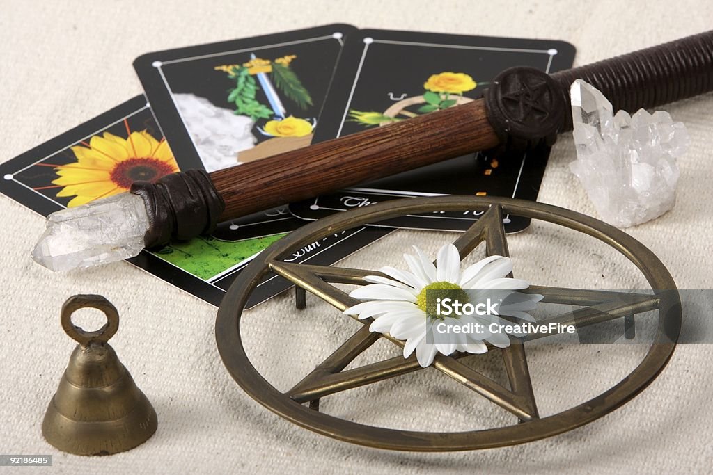 Wiccan objetos e Cartas de Tarô - Foto de stock de Cristal royalty-free