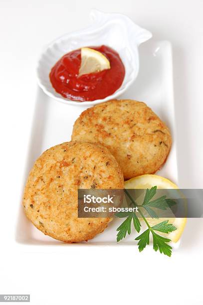 Torte Di Granchio - Fotografie stock e altre immagini di Polpetta di pesce - Polpetta di pesce, Sfondo bianco, Antipasto