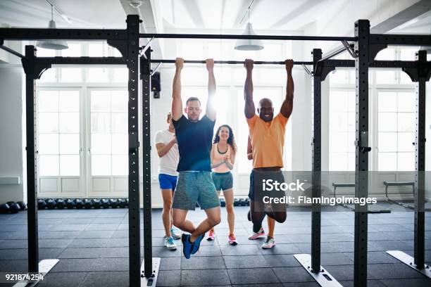 Menschen Beobachten Zwei Männer Tun Chin Ups In Einem Fitnessstudio Stockfoto und mehr Bilder von Klimmzug