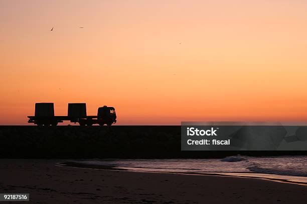 Camion Al Tramonto - Fotografie stock e altre immagini di Acqua - Acqua, Affari, Ambientazione esterna