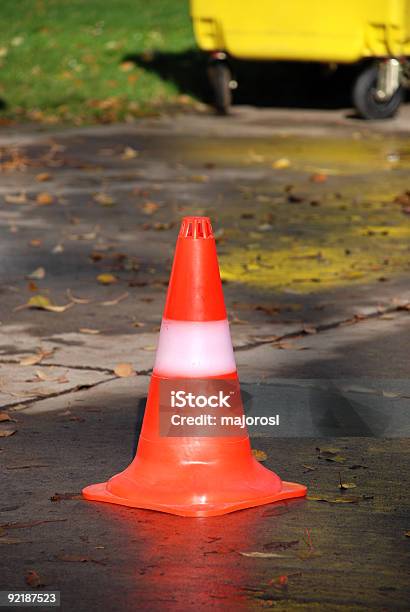 Cone De Trânsito Na Rua - Fotografias de stock e mais imagens de Barreira de Construção - Barreira de Construção, Barricada - Estrada, Berma da Estrada