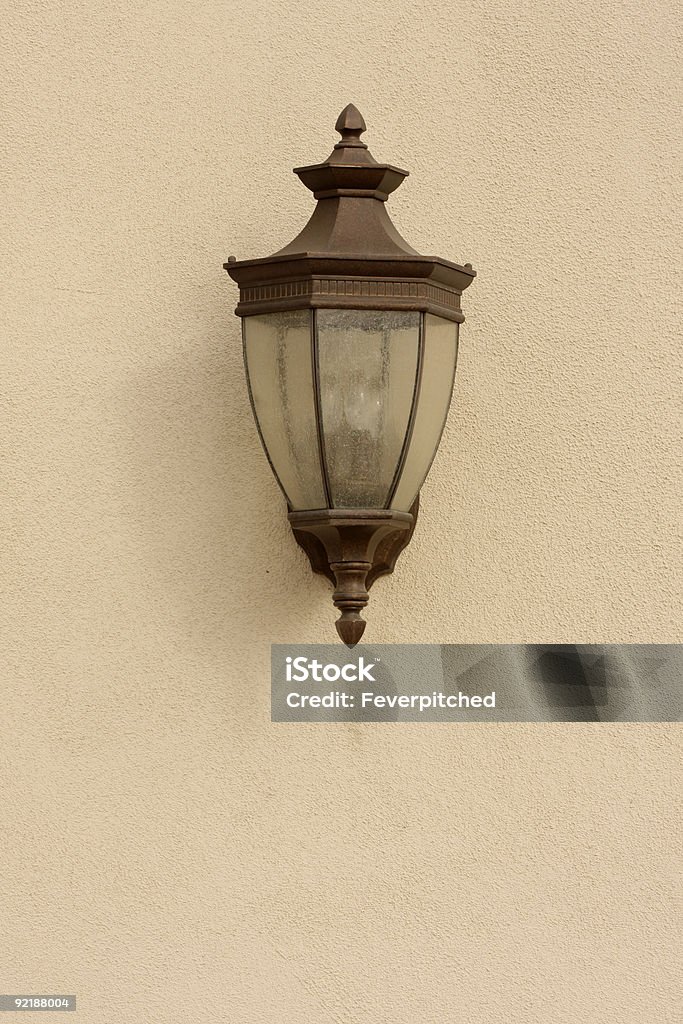 Hermoso lámpara en estuco pared - Foto de stock de Aire libre libre de derechos