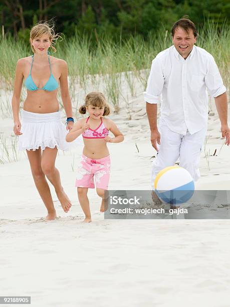 게임하기 해변 3 명에 대한 스톡 사진 및 기타 이미지 - 3 명, 가족, 건강한 생활방식