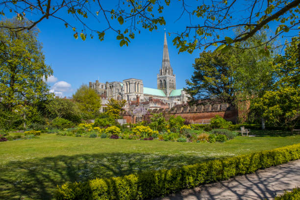 チチェスター大聖堂、サセックスのチチェスターの街で - chichester england ストックフォトと画像