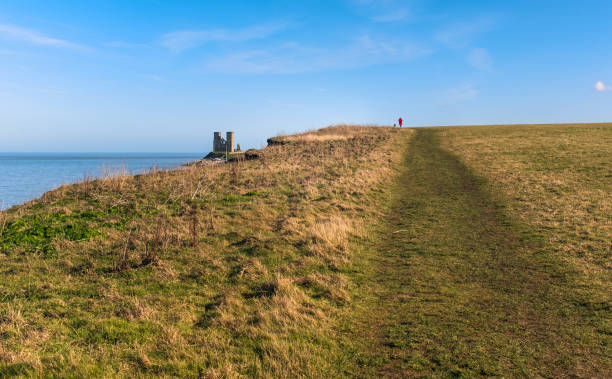 reculver, kent, uk entlang der klippe fuß an der küste in der nähe von herne bay und whitstable. - herne stock-fotos und bilder