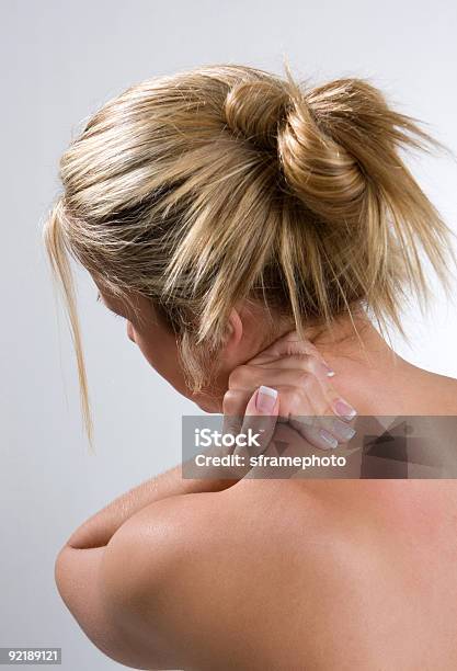 Collo E Mal Di Schiena - Fotografie stock e altre immagini di Capelli biondi - Capelli biondi, Dolore fisico, Donne