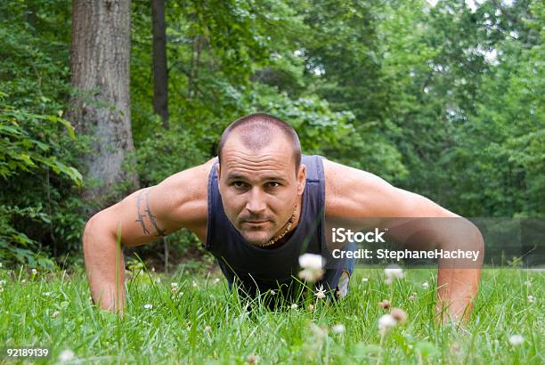 Outdoorpush Up Stockfoto und mehr Bilder von Anaerobes Training - Anaerobes Training, Bewegung, Braunes Haar