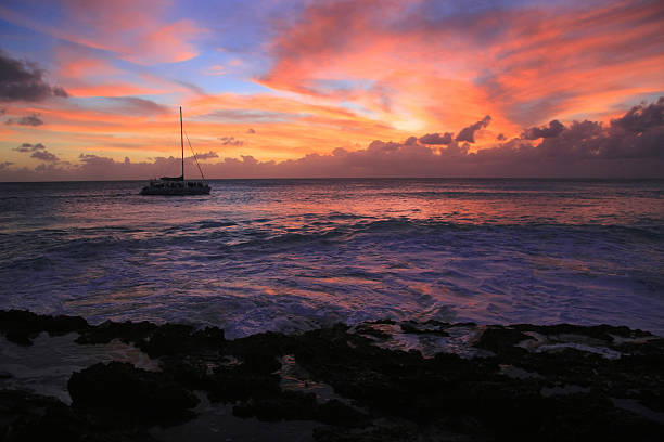 bei sonnenuntergang cruise - cupecoy beach stock-fotos und bilder