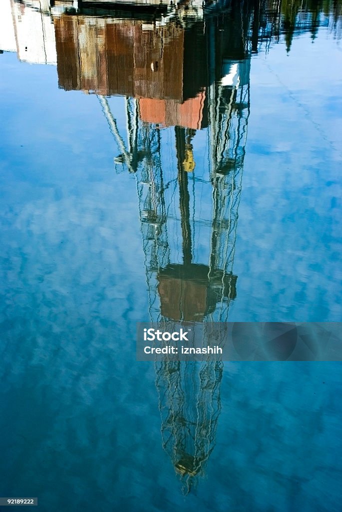 Torre perforadora refleja en el agua - Foto de stock de Acero libre de derechos