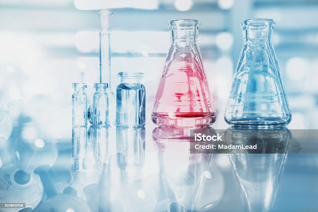 fiole de fiole de verre rouge bleu et structure chimique en fond de recherche medical science technologie - Photo de Laboratoire libre de droits
