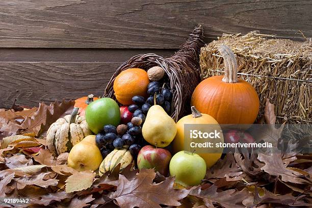 Autunno Cornucopia Di Frutta E Verdura - Fotografie stock e altre immagini di Arancia - Arancia, Arancione, Autunno