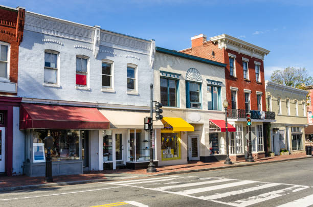 푸른 하늘 아래 다채로운 상점 전통적인 미국 벽돌 건물의 행 - city street street shopping retail 뉴스 사진 이미지
