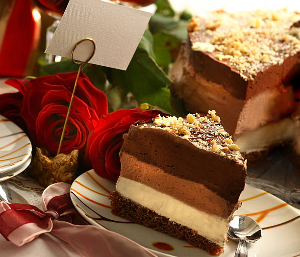 Jahrestag chocolate cake slice mit Rosen – Foto