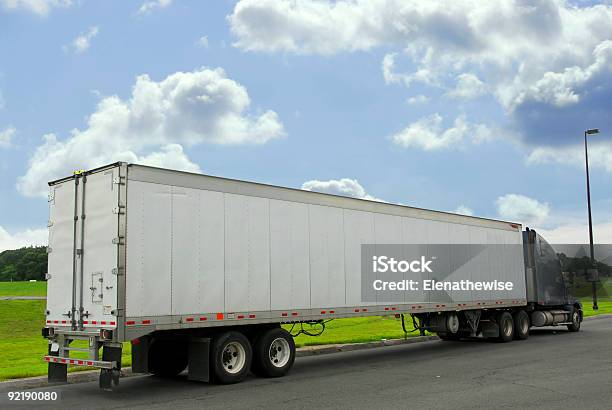 18 Wheeler 판매차 트럭에 대한 스톡 사진 및 기타 이미지 - 트럭, 0명, 고속도로