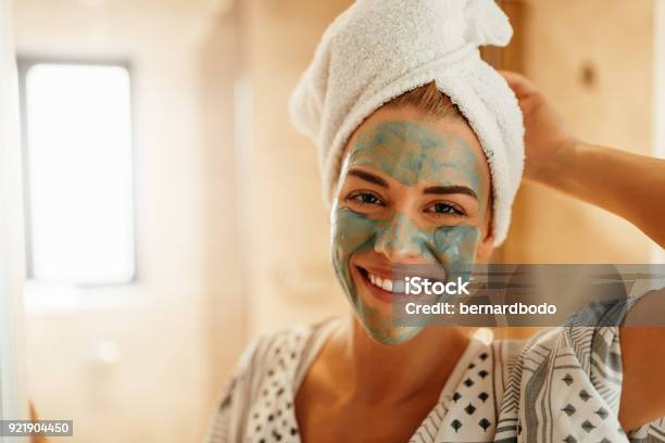 Ringiovanire La Sua Pelle - Fotografie stock e altre immagini di Maschera per il viso - Maschera per il viso, Maschera, Donne