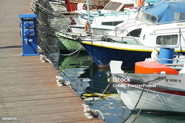 Barcos Na Amarração De - Fotografias de stock e mais imagens de Abastecer - Abastecer, Amarrado, Ao Ar Livre