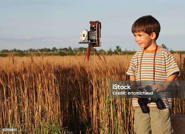 Litle 익스플로러를 아이에 대한 스톡 사진 및 기타 이미지 - 아이, 땅 위 지평선, 보기-정적 활동