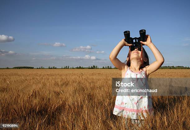 Observe Este - Fotografias de stock e mais imagens de Binóculos - Binóculos, Raparigas, Criança