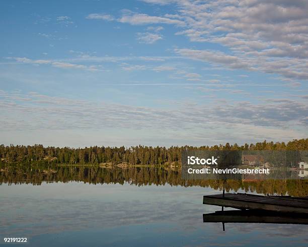 Cabaña De País Foto de stock y más banco de imágenes de Cabaña de madera - Cabaña de madera, Manitoba, Aire libre