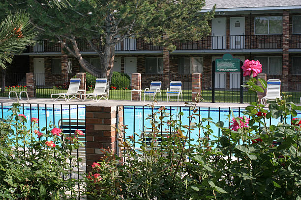 piscina all'aperto - motel swimming pool resort swimming pool tourist resort foto e immagini stock