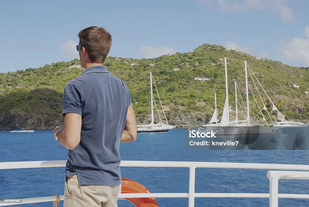Hombre en la parte posterior de un Ferry - Foto de stock de Actividades recreativas libre de derechos