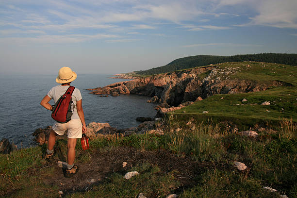 sapatos de caminhada no ponto branco - nova scotia extreme terrain cape breton island landscape imagens e fotografias de stock