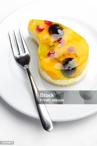 Pequeno Bolo De Frutas - Fotografias de stock e mais imagens de Amarelo - Amarelo, Bolo - Sobremesa, Branco
