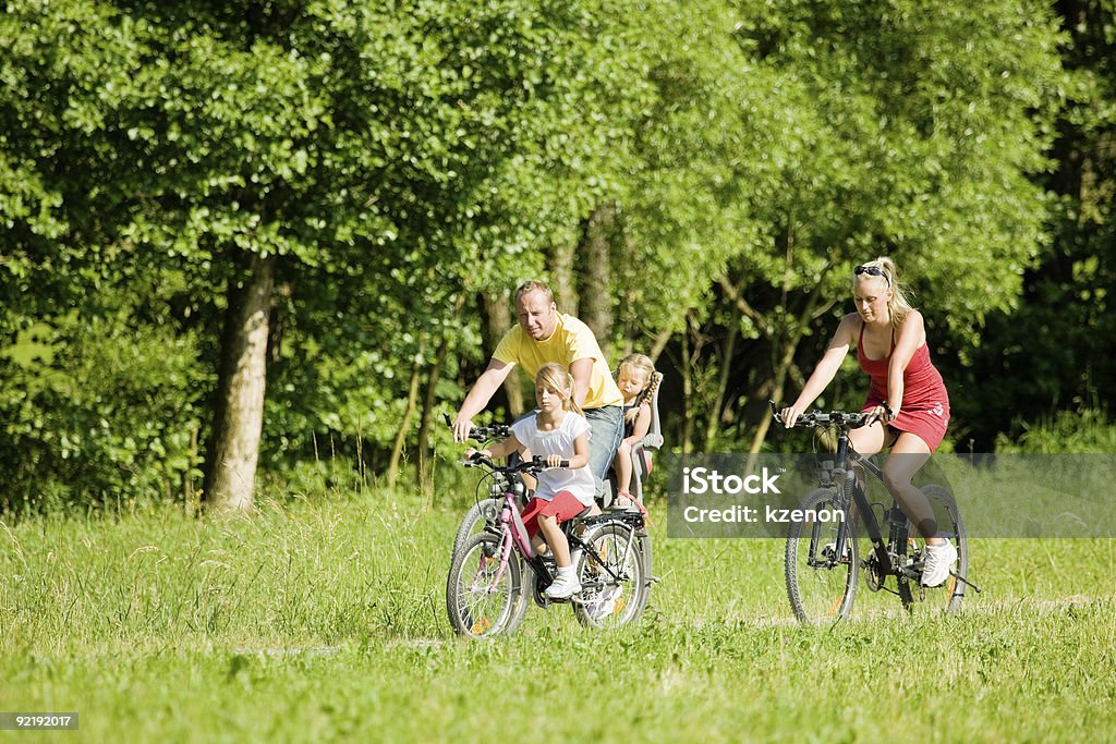 Equitação bicicletas juntos a - Royalty-free Bicicleta Foto de stock