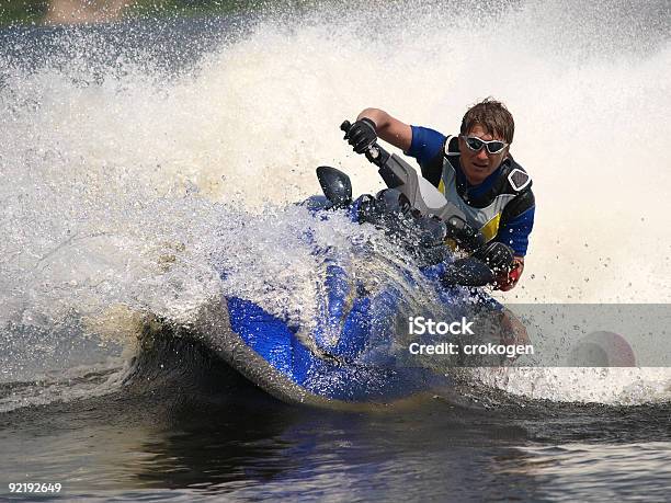 Uomo Sulla Moto Dacqua Diventa Molto Rapido Con Le Immersioni - Fotografie stock e altre immagini di Moto d'acqua