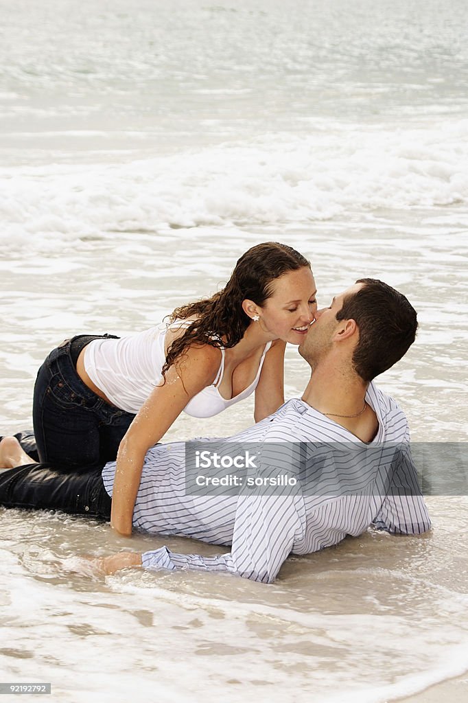 키스하는 아름다운 커플입니다 더 타이드 - 로열티 프리 성행위 스톡 사진
