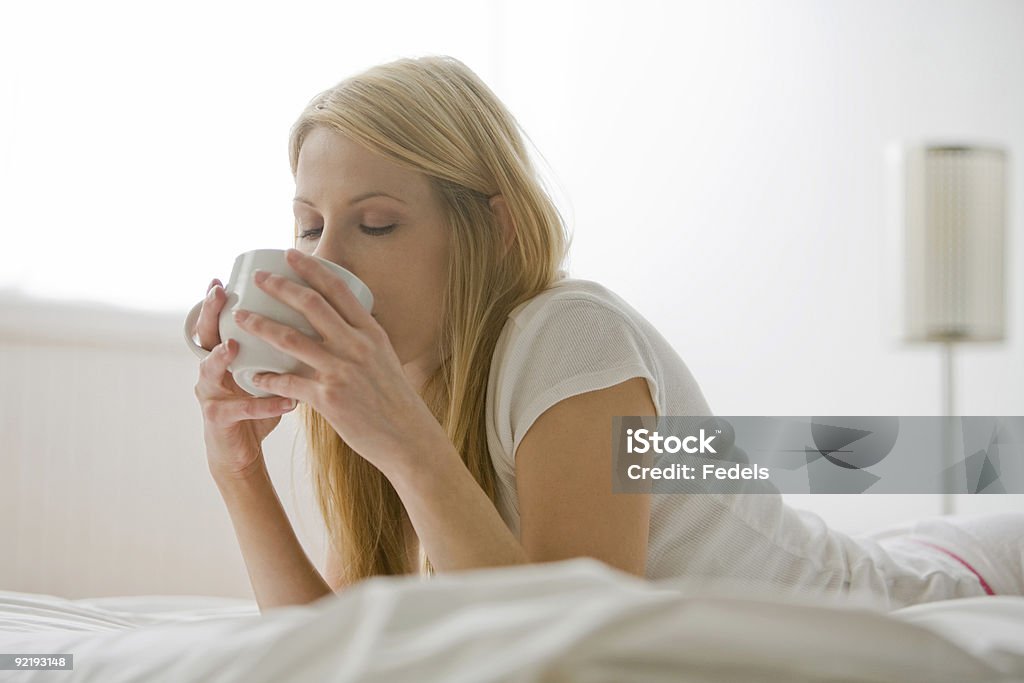 Frau im Bett trinken Kaffee - Lizenzfrei Aufwachen Stock-Foto