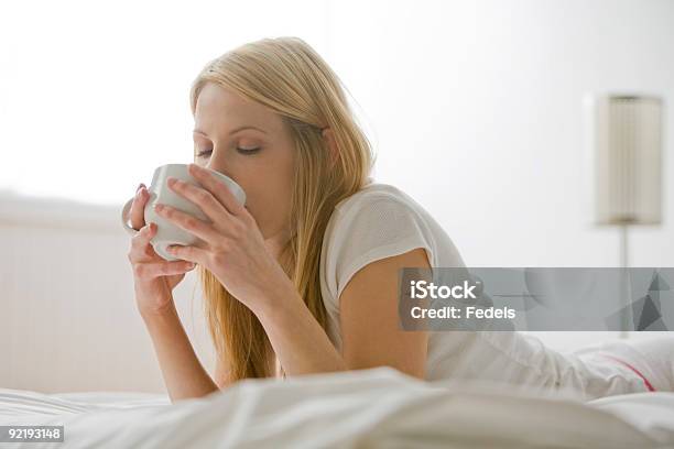 Frau Im Bett Trinken Kaffee Stockfoto und mehr Bilder von Aufwachen - Aufwachen, Bett, Bettbezug