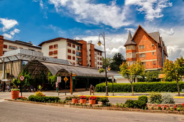 straße bedeckt in gramado, rio grande do sul, brasilien - rio grande stock-fotos und bilder