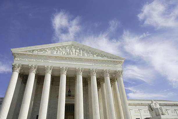 tribunal supremo de los estados unidos - legal system us supreme court column washington dc fotografías e imágenes de stock