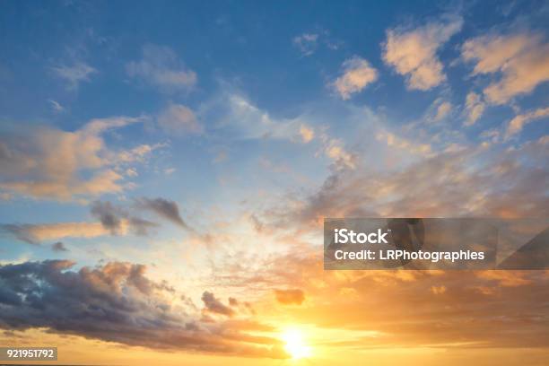 夕暮れの空の背景 - 空のストックフォトや画像を多数ご用意 - 空, 日没, 雲