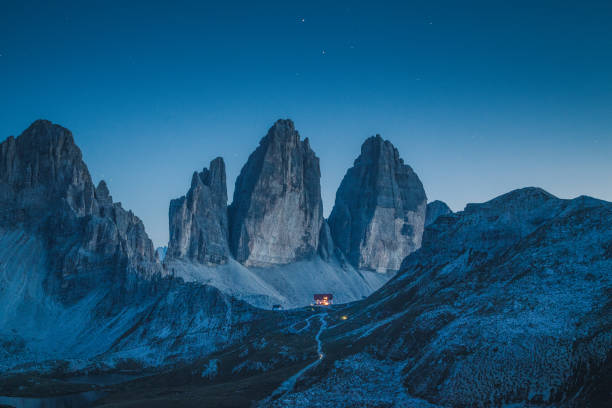 tre cime di lavaredo berggipfel in den dolomiten in der nacht, südtirol, italien - blue european alps sky mountain stock-fotos und bilder