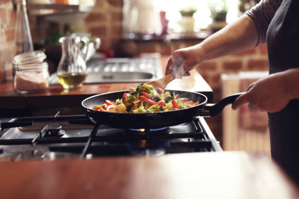ステップ 6、混合野菜の加熱調理 - burner ストックフォトと画像