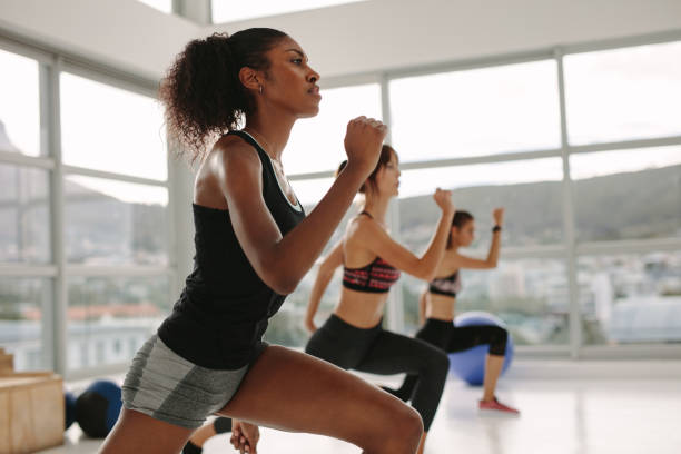 weibchen gemeinsam im studio gesundheit - exercising women sport studio shot stock-fotos und bilder