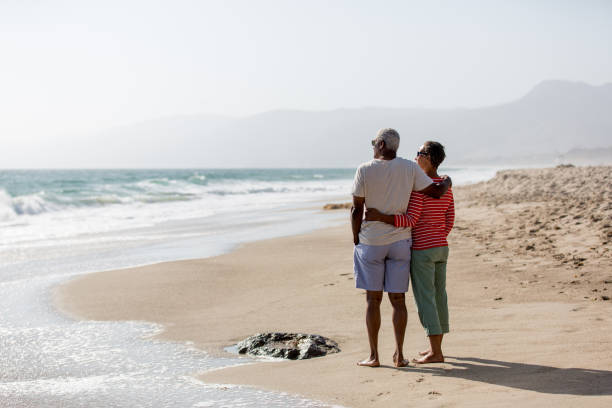 senior paar genießt den blick auf den strand - santa monica santa monica beach beach california stock-fotos und bilder