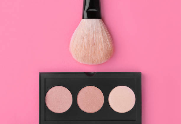 ピンクの背景にパウダーで化粧筆 - crushed make up cosmetics lipstick ストックフォトと画像